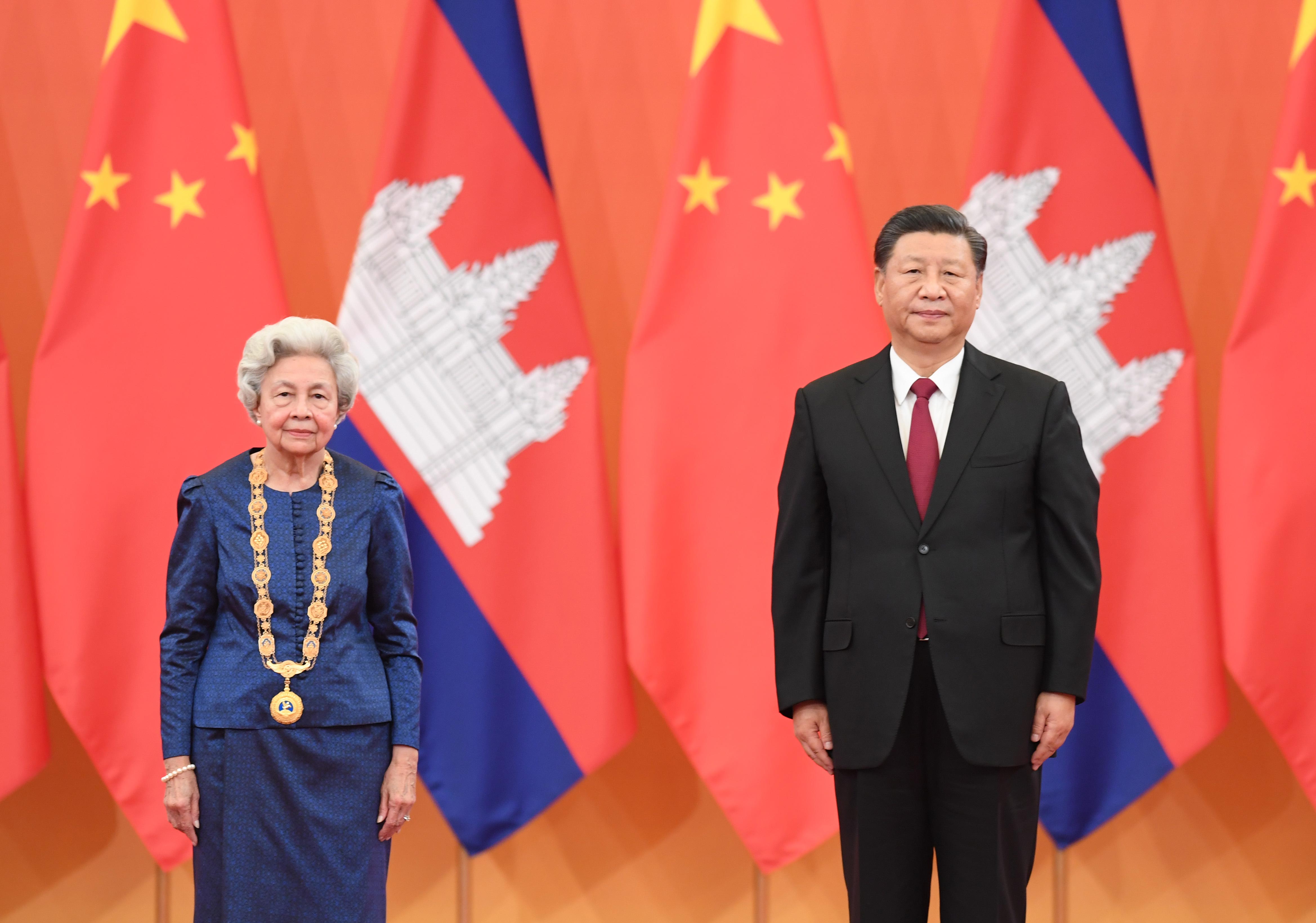 习近平为柬埔寨太后举行中华人民共和国“友谊勋章”颁授仪式
