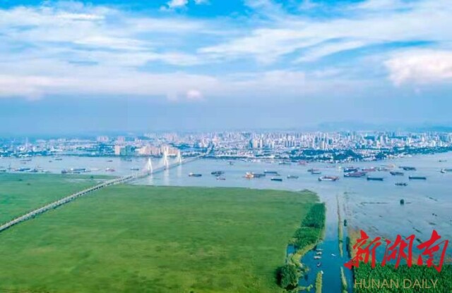 谁持彩“链”当空舞——全面小康湖南行采访团走进岳阳侧记