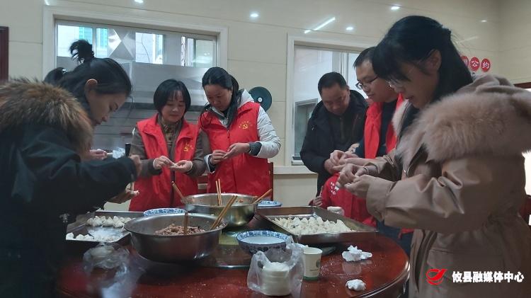 情暖冬至：县森管局志愿者为环卫工人包饺子送温暖