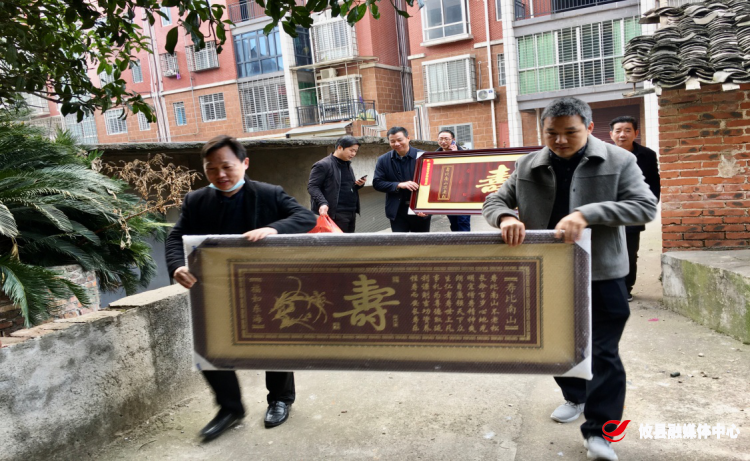联星街道：联西百岁老人寿　社区温暖送祝福