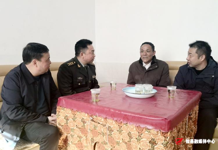 县领导走访慰问三等功现役军人家属