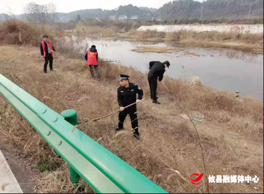 ：“河道警长”守护碧水蓝天