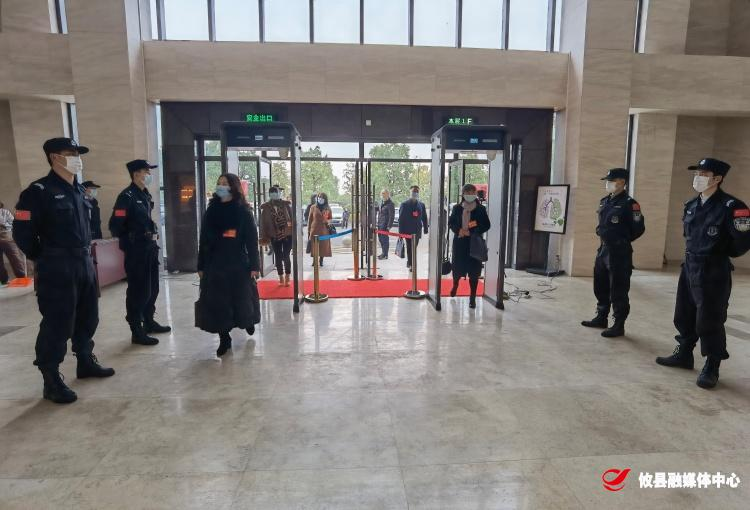 【两会聚焦】两会现场：从严从实防控疫情 服务保障细致周到