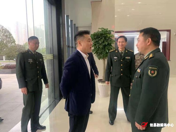 县领导走访慰问县人武部官兵