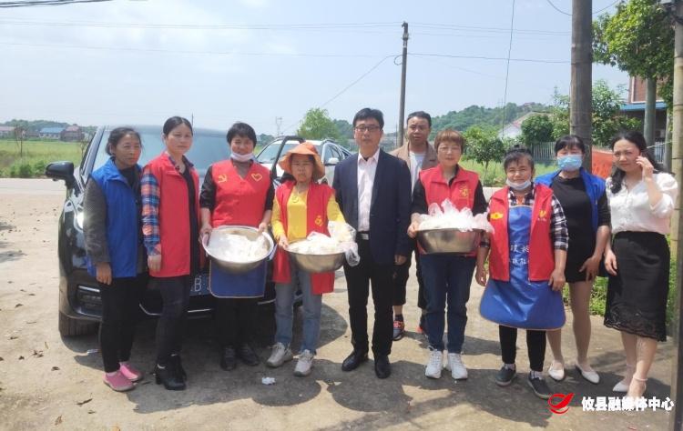 【攸县党旗下的新时代文明实践：我为群众办实事】联星街道侯市社区开展“爱心面点送进敬老院”活动