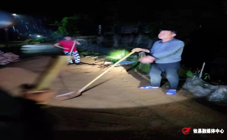 【攸县党旗下的新时代文明实践：我为群众办实事】联星街道沙陵陂村：村民清理路障 确保道路安全畅通