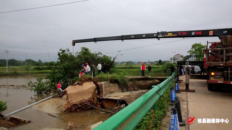 攸县：强降雨致电杆倒塌 电力工人及时抢修