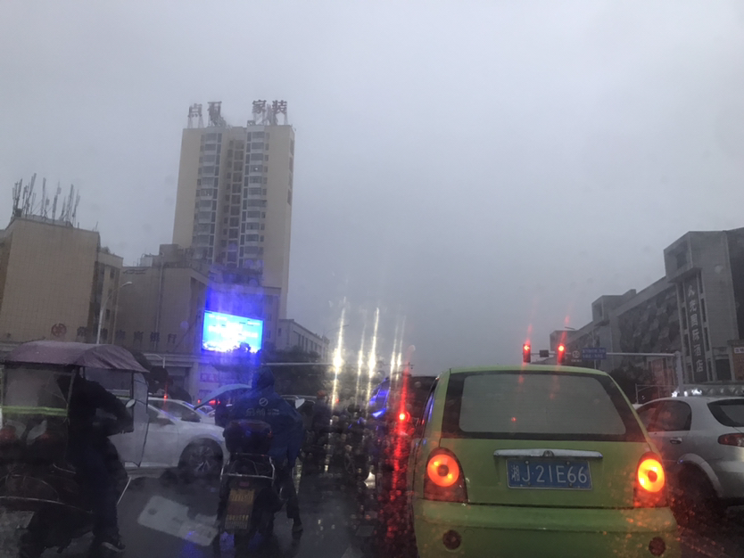希望大圆盘红绿灯路口能早日恢复正常通行