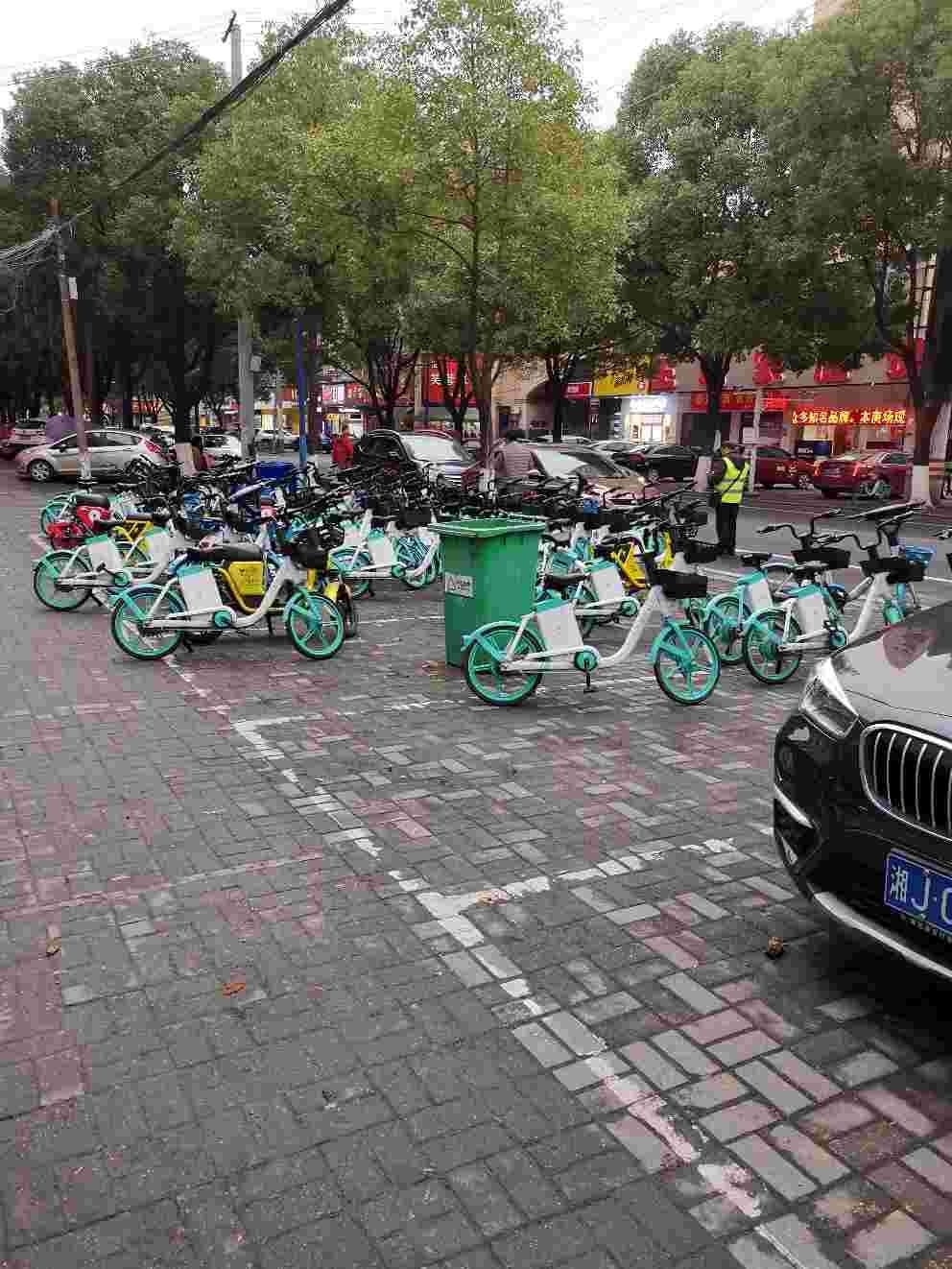 共享电动车公司占用公共停车位摆放电动车