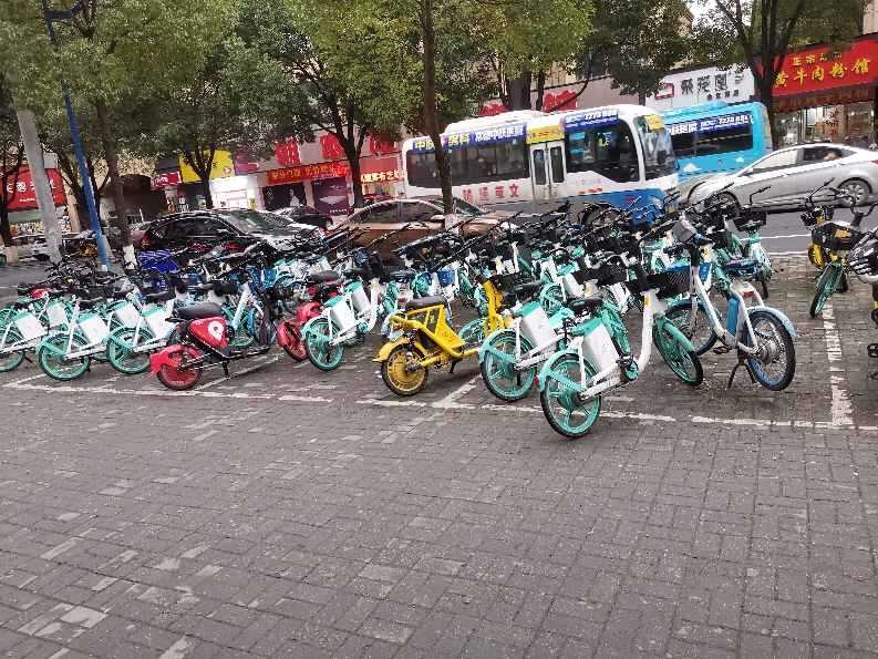 共享电动车公司占用公共停车位摆放电动车