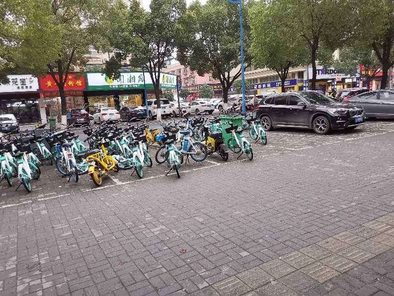 共享电动车公司占用公共停车位摆放电动车