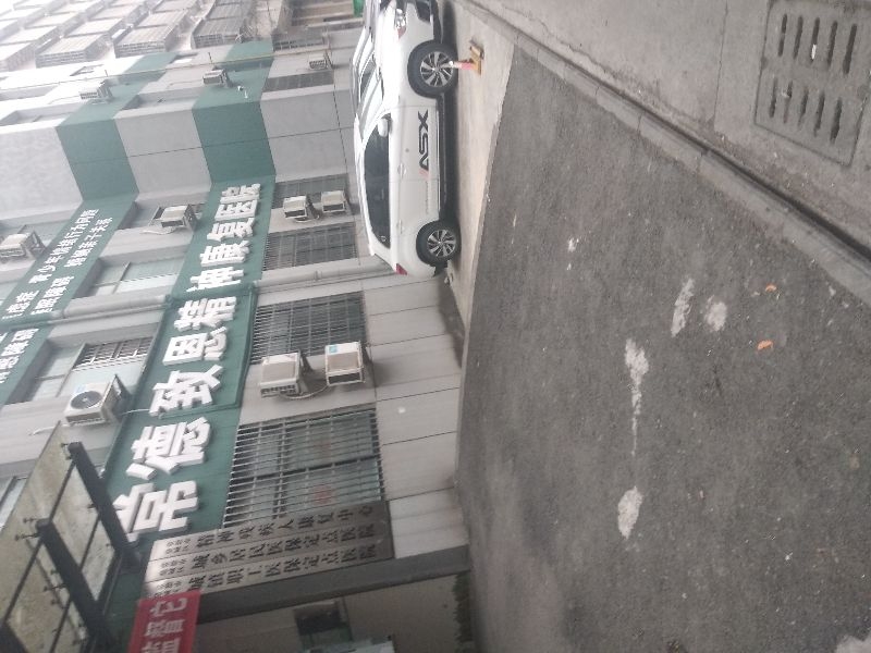 在人行道私装地锁