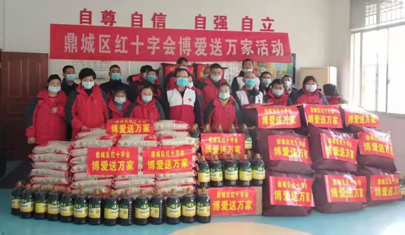 区委副书记王时雨开展博爱送万家活动