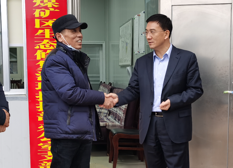 朱金平到石板滩镇慰问卸职村干和困难党员