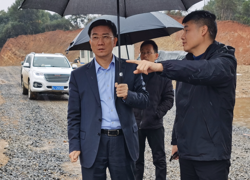 朱金平调研石板滩关闭石煤矿区生态修复工作