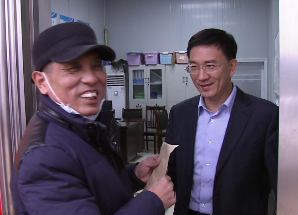 朱金平到石板滩镇看望慰问卸职村干和困难党员