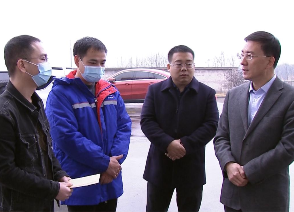 朱金平到斗姆湖街道走访慰问台资企业及优秀社区干部家属