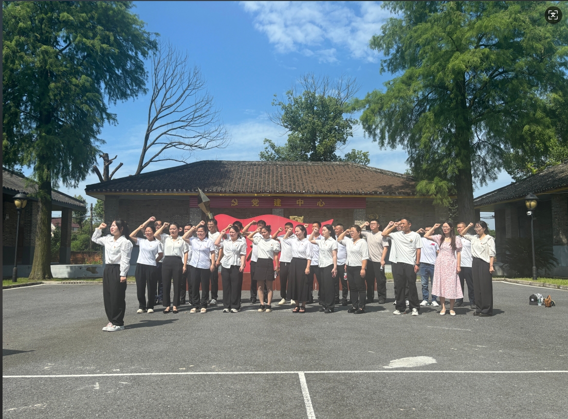 韩公渡镇：集体参观党校  重温入党誓词