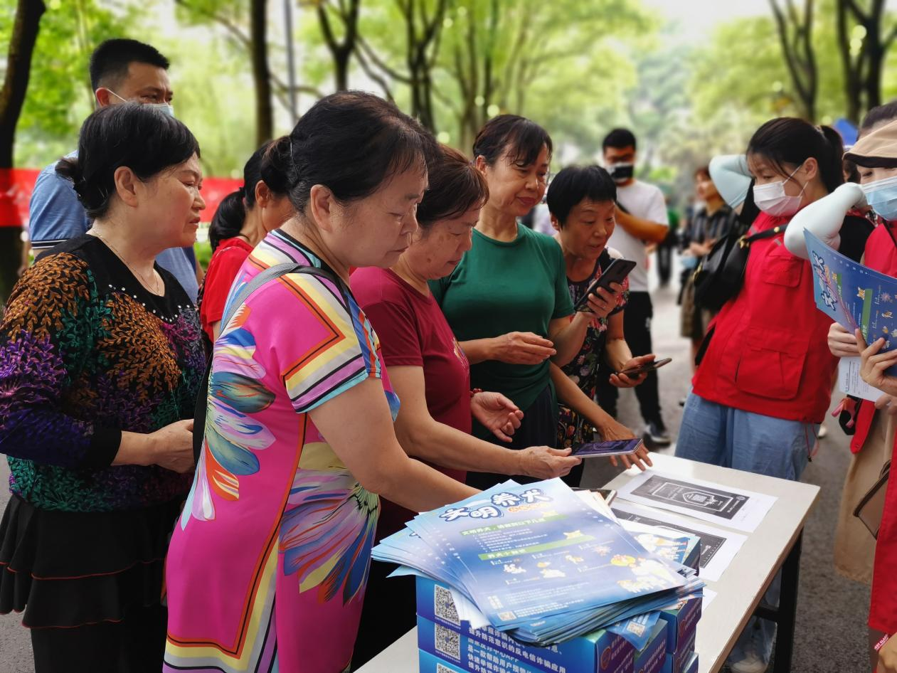 白马湖街道开展打击整治养老诈骗专项行动暨文明养犬普法宣传