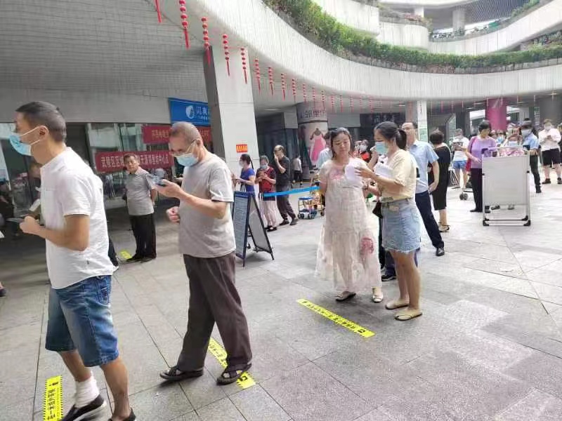 白马湖街道在为居民做核酸检测的同时开展对居民做平安创建的宣传