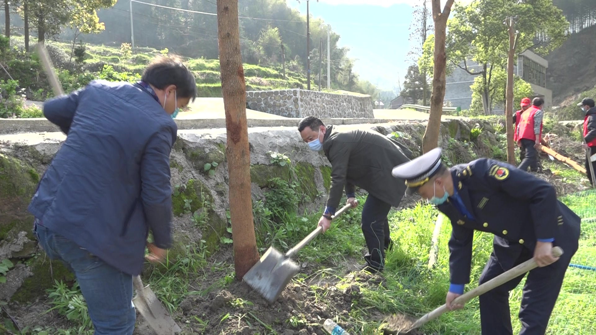 岭坡乡：“衡阳群众”植树添绿助力美丽乡村建设