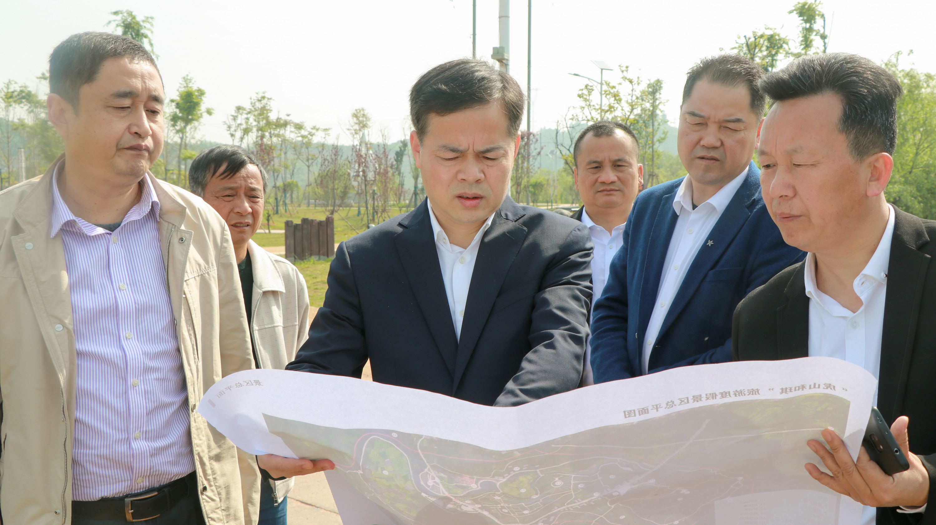尹培国专题调度萱洲片区重点项目建设
