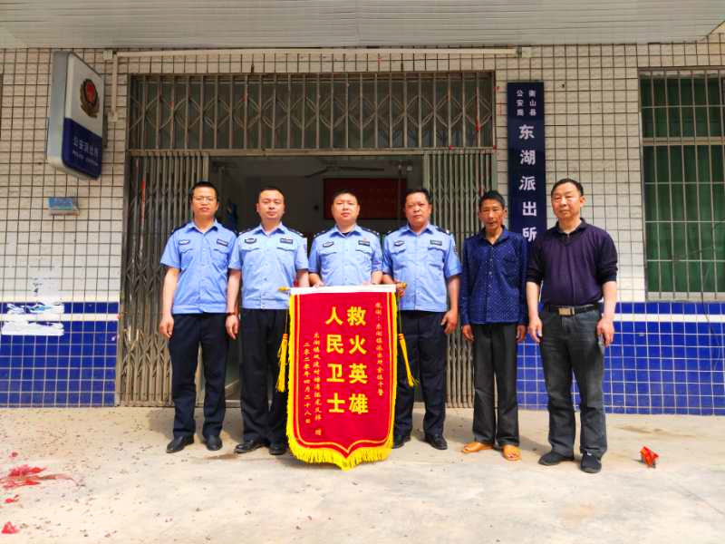 东湖一村民家厨房起火  民警及时扑救
