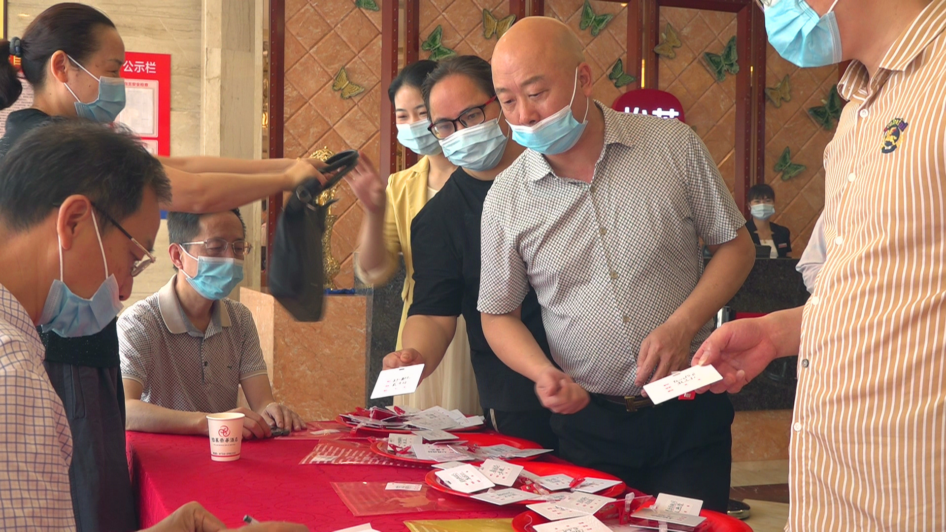 政协委员报到，我县正式进入“两会时间”