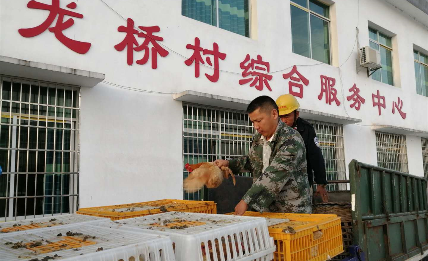 衡山县龙桥村：贫困户喜领产业扶贫帮扶物资