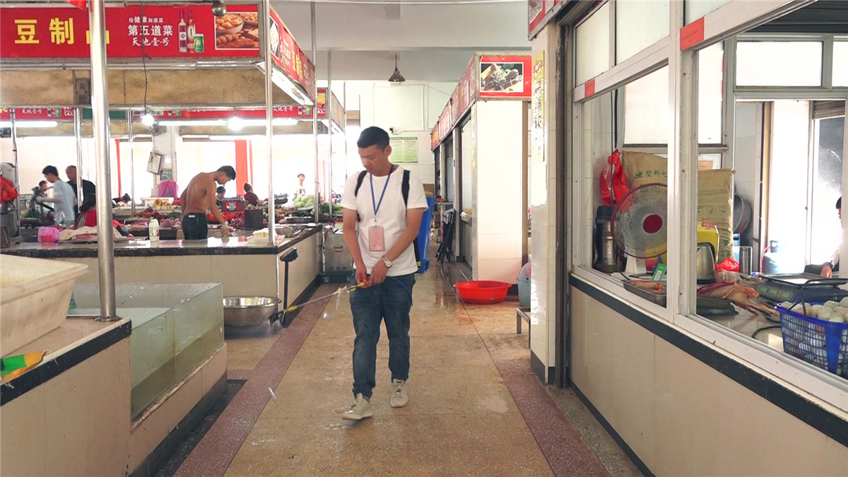 我县农贸市场开展集中消杀工作