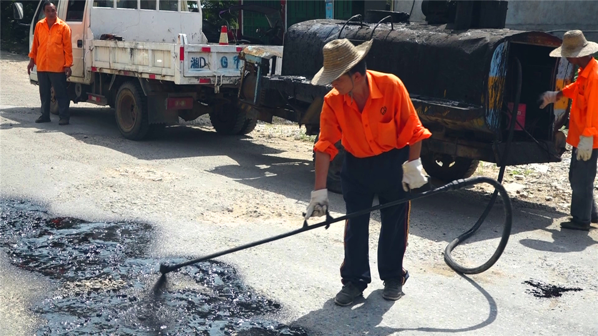 【烈日下的坚守】公路养护工人：用汗水护航道路畅通