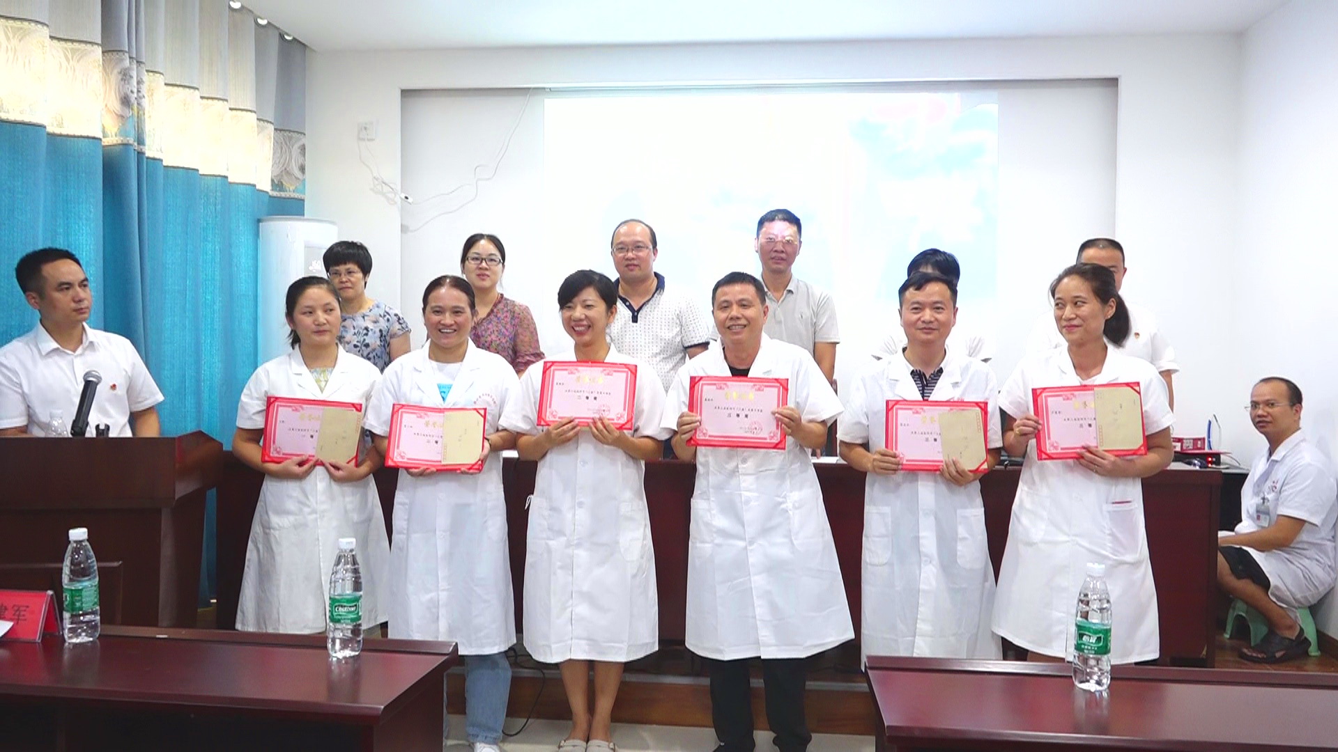 【中国医师节】长江镇卫生院举行医师节表彰大会