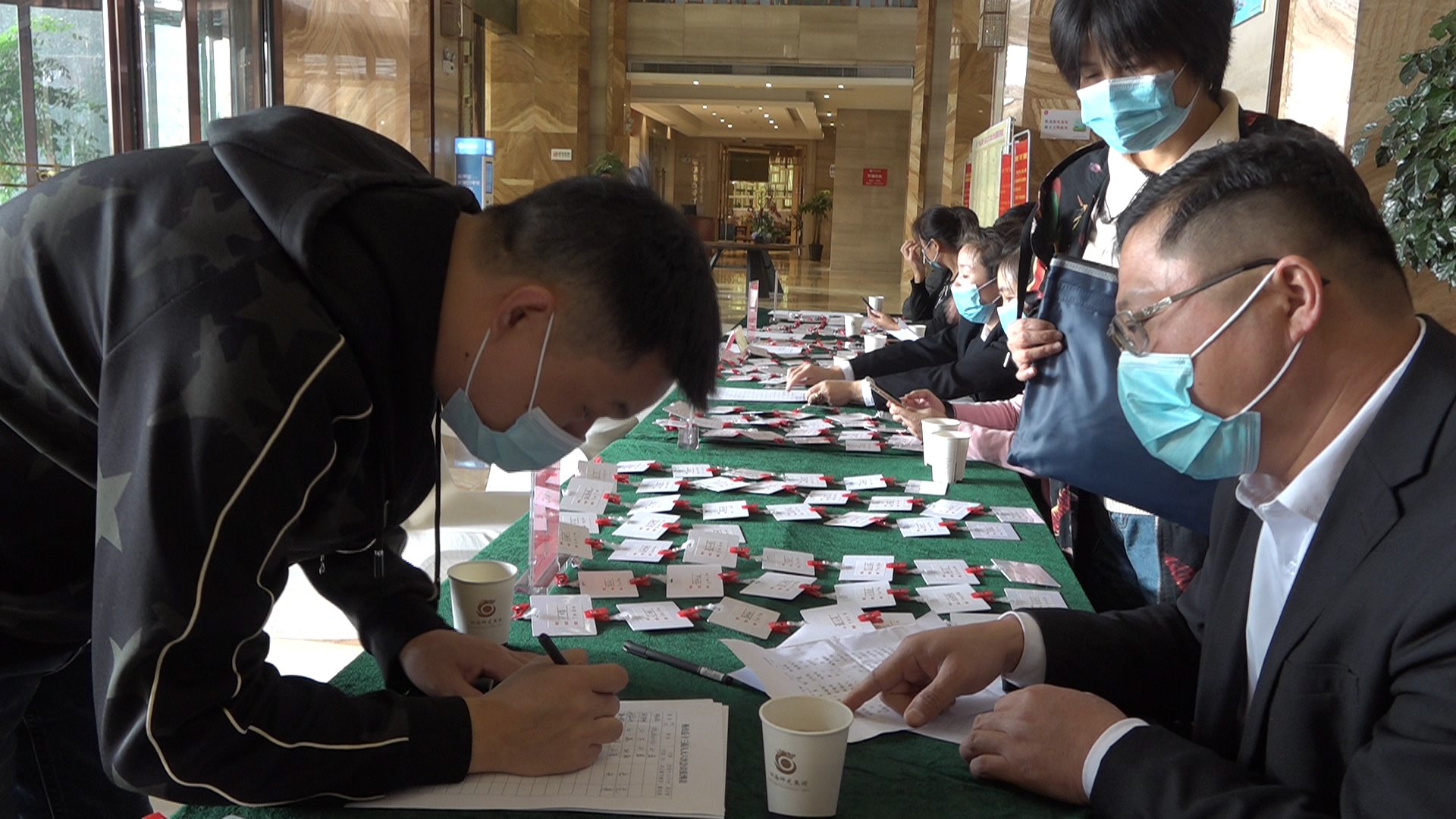 参加县十三届人大六次会议的人大代表陆续报到
