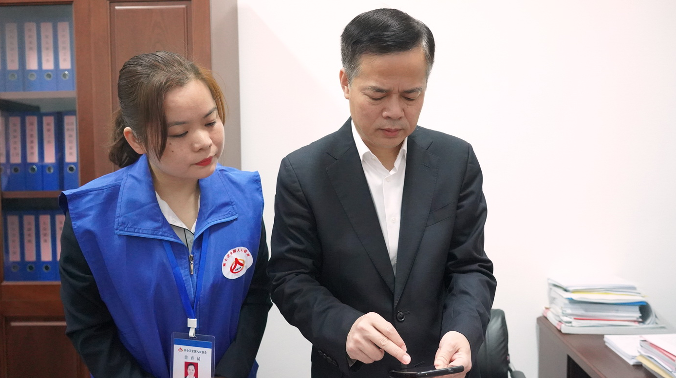 尹培国带头参加人口普查登记