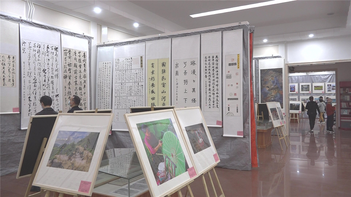 我县“决胜全面小康、决战脱贫攻坚”主题作品展正式开幕