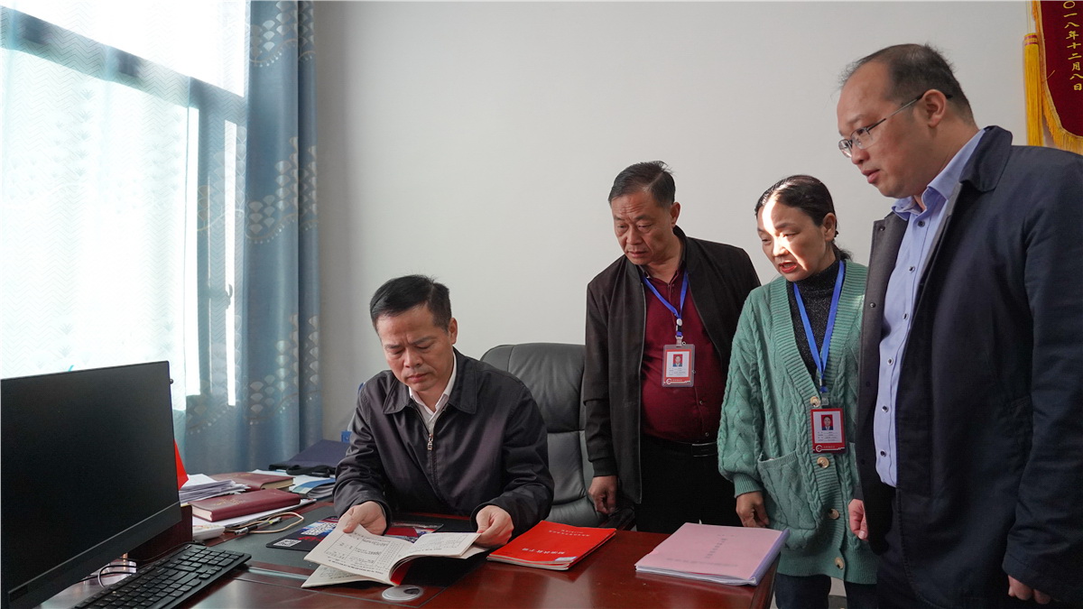 尹培国督战长江镇脱贫攻坚工作