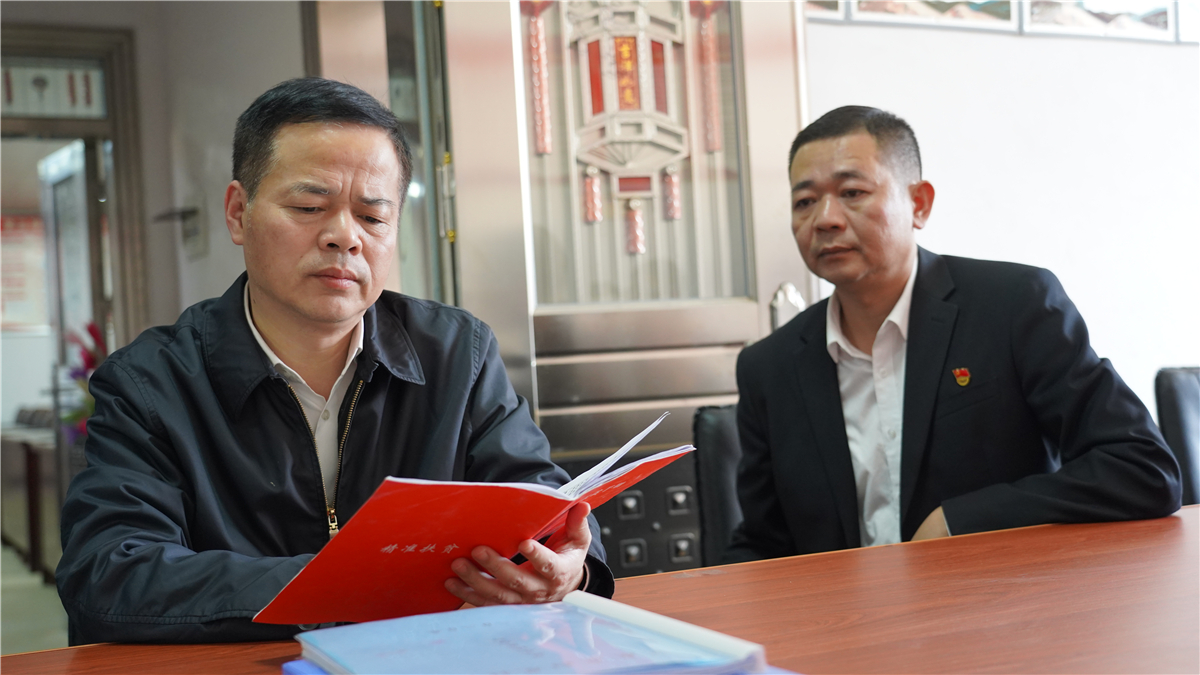 尹培国督战江东、贯塘脱贫攻坚工作