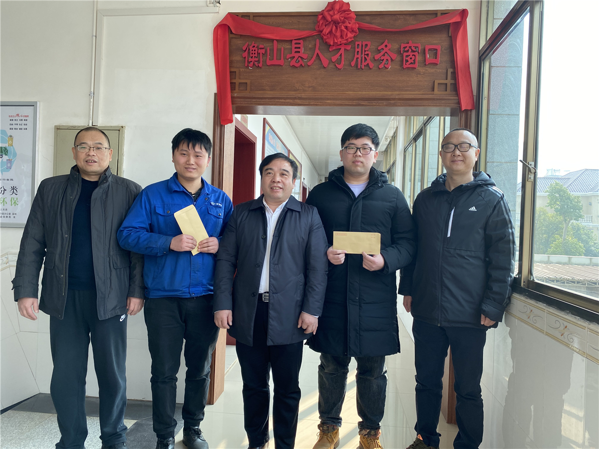 我县首批引进人才生活补贴发放到位