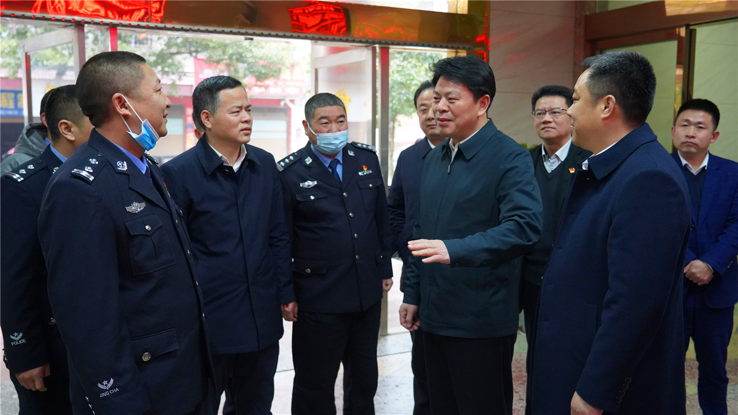 杨龙金调研我县政法工作