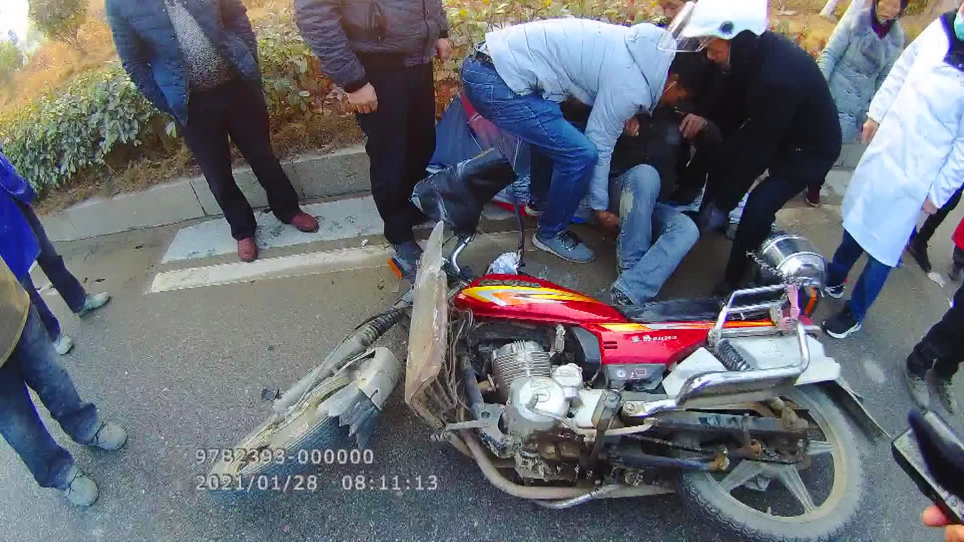 衡山县开云镇发生一起惊险车祸，热心群众现场施救