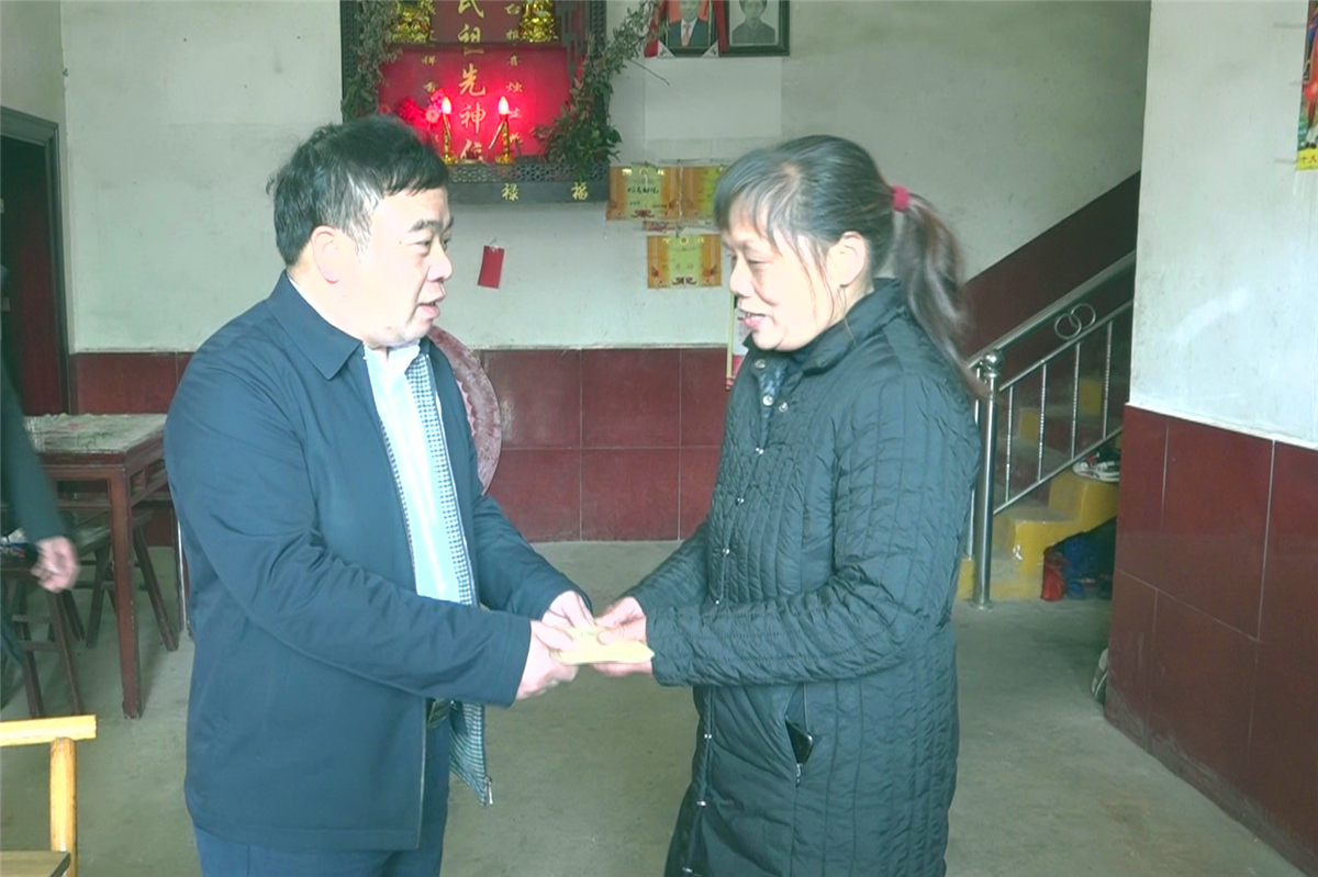 县领导走访慰问一线职工和脱贫攻坚在任去世人员家属