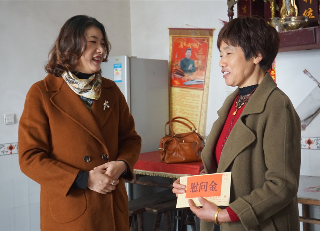 市妇联慰问我县妇女群众