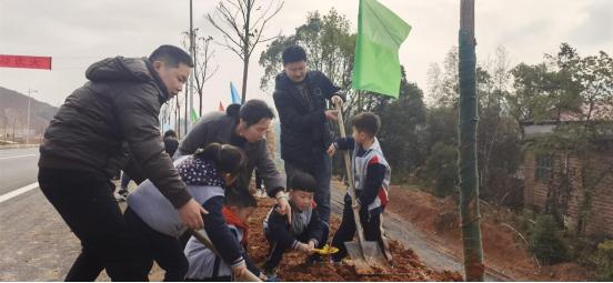 衡山：亲子同植树 与小树共成长