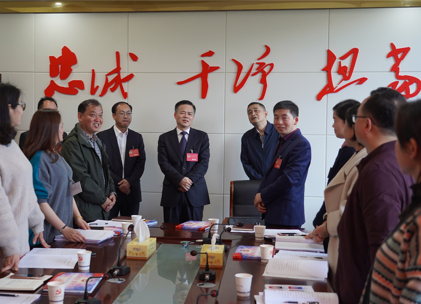尹培国看望慰问参加县政协十届七次会议各界委员