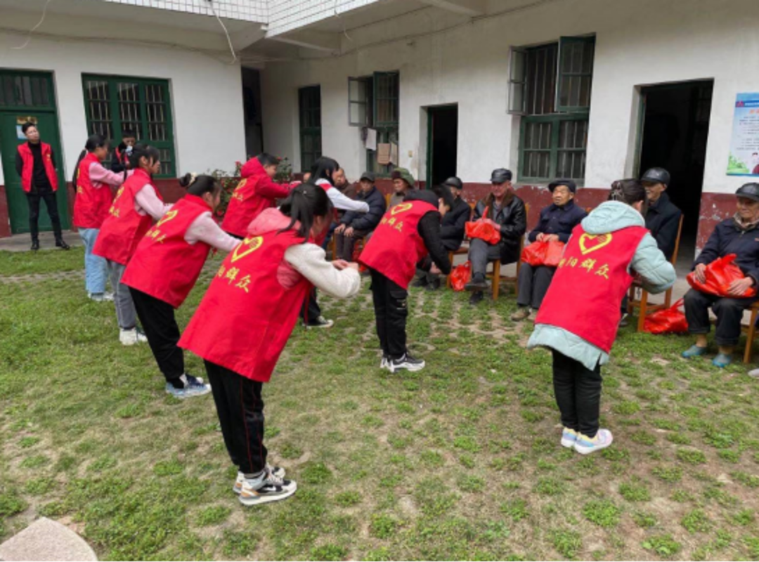 岭坡：三月学雷锋 情暖敬老院