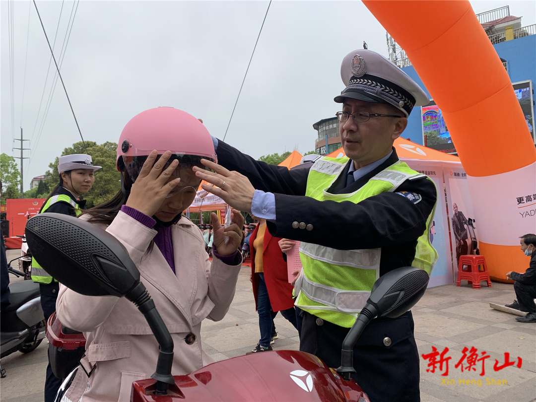 衡山：百余名群众从交警手中领得安全头盔