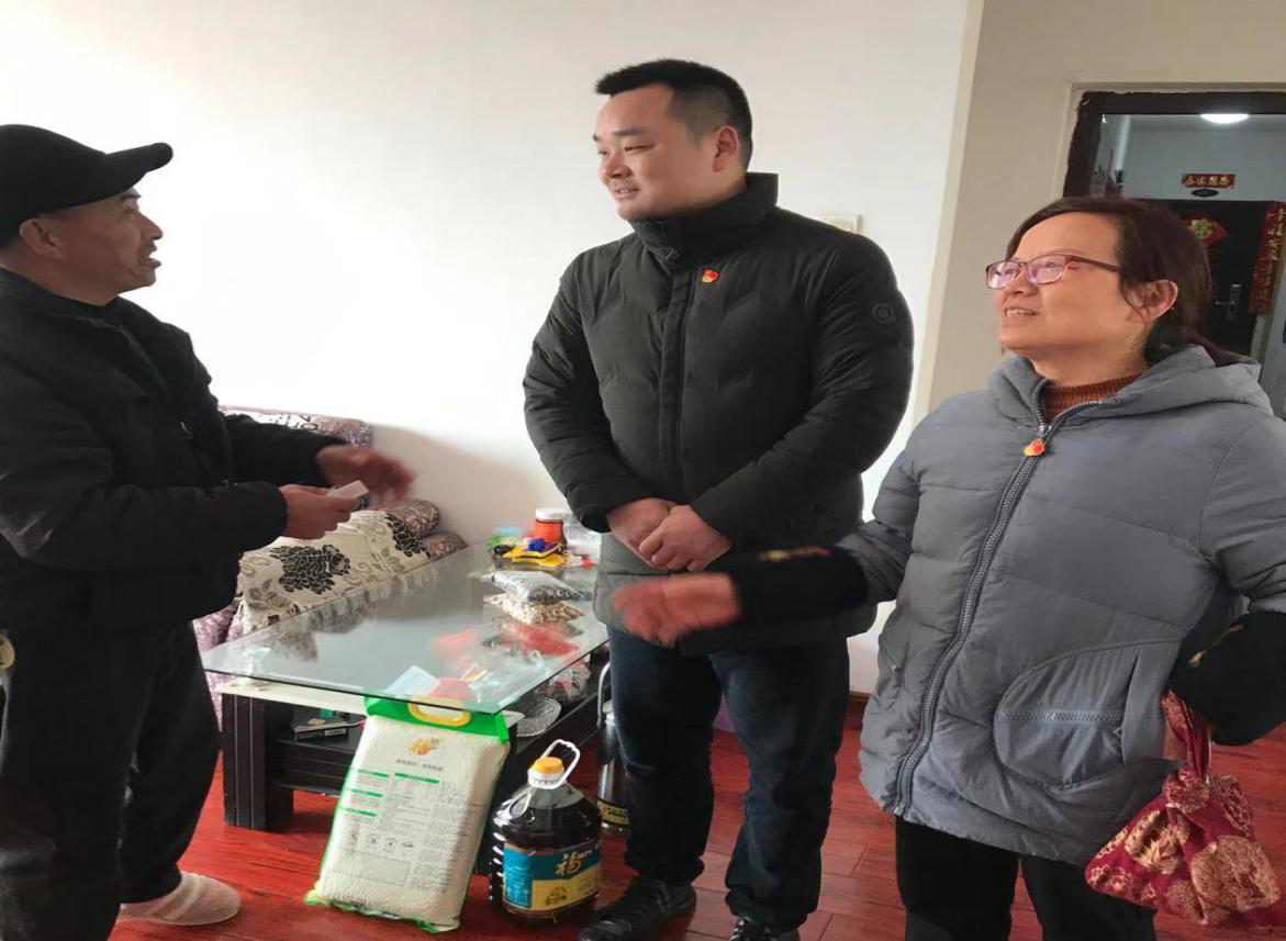永安街道庆丰社区青年新城小区党支部开展春节慰问活动