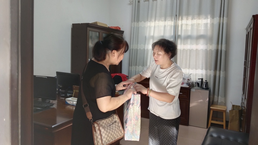 曉塘社區(qū)：為困境家庭送清涼 關(guān)愛(ài)伴童度盛夏