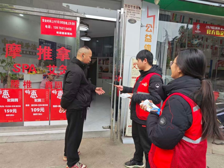 飛機坪社區(qū)組織大學(xué)生志愿者開展禁毒宣傳活動