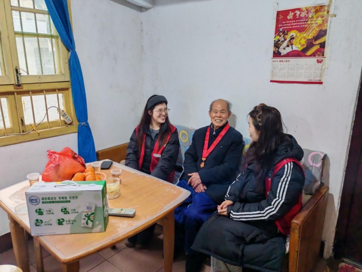 飛機坪社區(qū)組織學(xué)生黨員走訪慰問“光榮在黨50年”老黨員